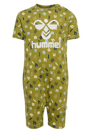 Zielona bawełniana body z krótkimi rękawami i szortami, z zabawnym wzorem liter w kolorze niebieskim, białym i beżowym. Na przodzie wyraźnie widoczne logo Hummel.