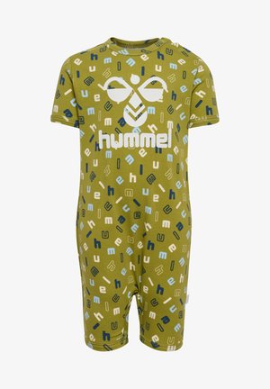 Grøn bomuldsheldragt med korte ærmer og shorts, prydet med et legende mønster af bogstaver i blå, hvid og beige. Hummel-logoet er tydeligt synligt.