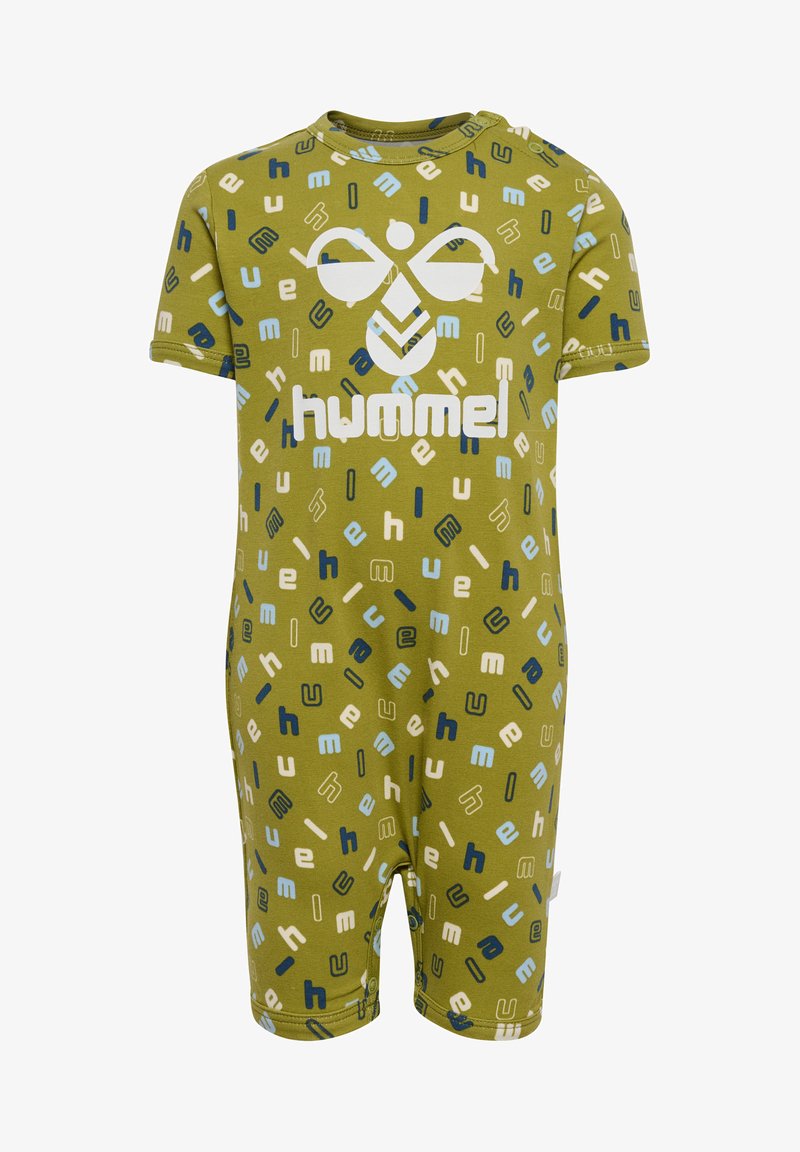 Grön bomullsoverall med kort ärm och shorts, med ett lekfullt mönster av bokstäver i blått, vitt och beige. Hummel-logotypen är tydligt synlig.