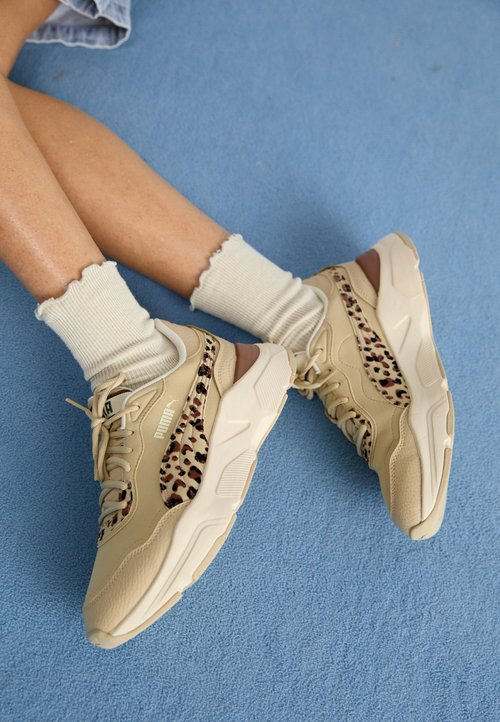 Puma CASSIA ROSE I AM THE DRAMA - Sneakers low - sugared almond/black/brown mushroom