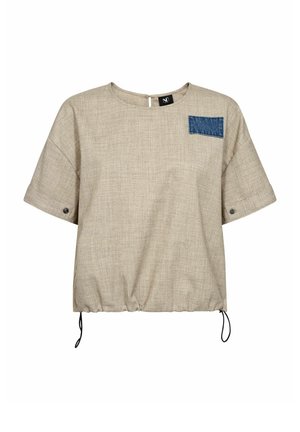 Rövid ujjú bézs felső texturált felülettel, kék farmer folttal és húzózsinóros szegéllyel az állítható illeszkedésért.