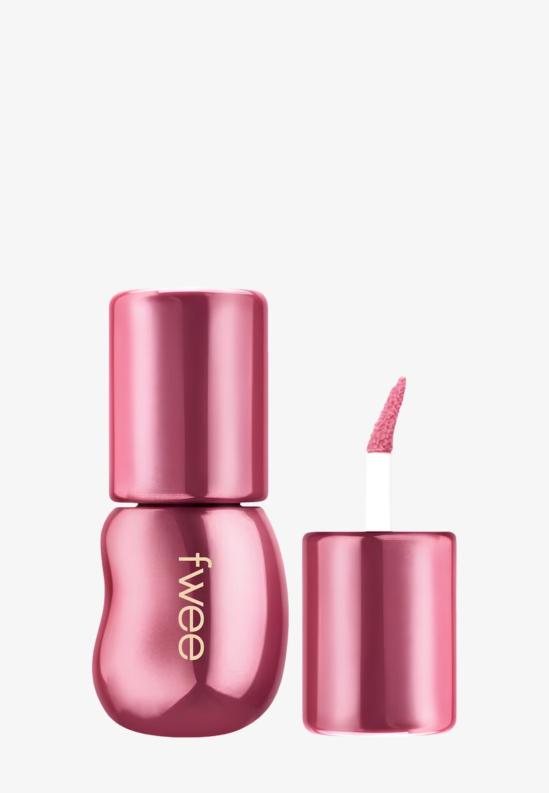 Flacon de gloss à lèvres rose métallique à la forme courbée, avec le nom de marque "fwee" dessus, et un bouchon séparé avec un applicateur incliné trempé dans un gloss rose.