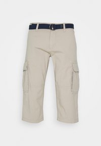 Pantalones cargo beige con un diseño hasta la rodilla, que cuentan con dos bolsillos laterales, un cinturón azul marino y una tela de mezcla de algodón duradera. Textura suave en general.