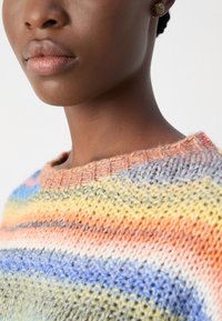 Gebreide trui met een ronde halslijn, voorzien van horizontale strepen in oranje, geel, blauw en grijs. Zachte, gestructureerde stof.