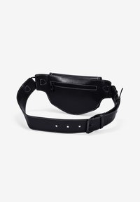 Riñonera de cuero negro con costuras blancas, bolsillo delantero con cremallera, cinturón ajustable y forma redondeada para un ajuste seguro.