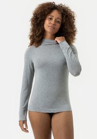 Grijs T-shirt met lange mouwen en een cowl-halslijn, van een zachte stof met een relaxte fit, een licht gebogen zoom en aansluitende mouwen.