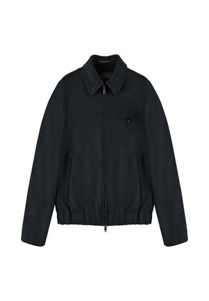 Chaqueta de navy con cierre delantero, cuello clásico, bolsillos laterales y un bolsillo en el pecho. Textura suave, diseño minimalista y sutiles toques de metal.
