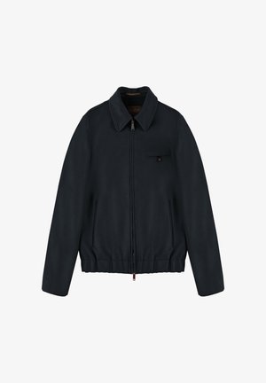 Chaqueta de navy con cierre delantero, cuello clásico, bolsillos laterales y un bolsillo en el pecho. Textura suave, diseño minimalista y sutiles toques de metal.