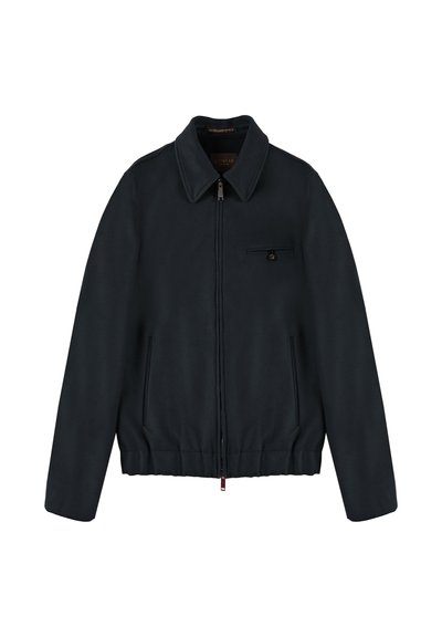 Marineblaues Reißverschlussjackett mit klassischem Kragen, seitlichen Taschen und einer Brusttasche. Glatte Textur, minimalistisches Design und dezente Hardware-Details.