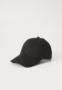 Svart baseballcaps i stoff, med en rund krone, buet skjerm og en hevet "BOSS"-logo i svart foran.
