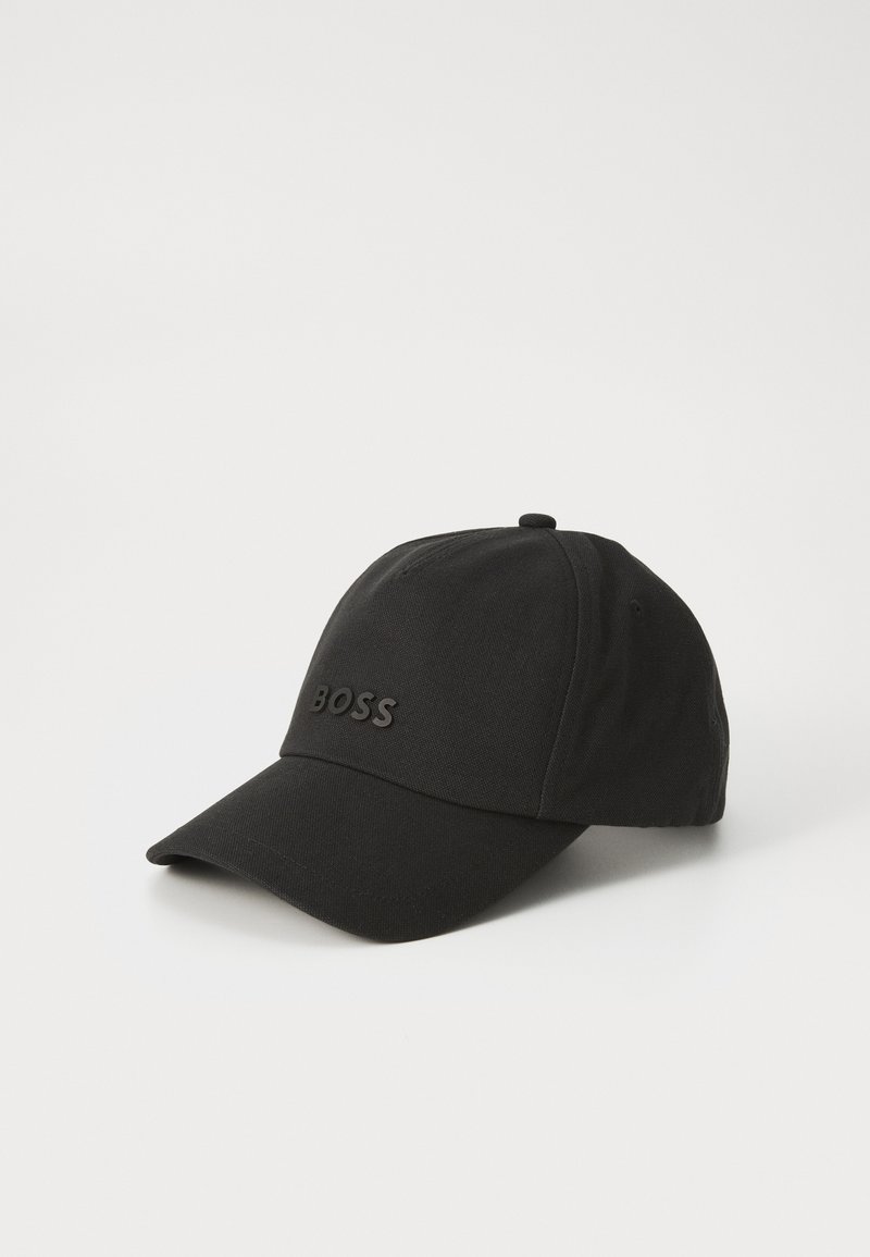 Zwarte baseballcap van stof, met een ronde kroon, een gebogen klep en een verhoogd "BOSS" logo in zwart aan de voorkant.