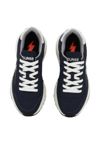 Sneaker blu navy con tomaia in tessuto, lacci bianchi e suola in gomma. Include il marchio "SUN68" e un dettaglio a forma di fulmine rosso all'interno.