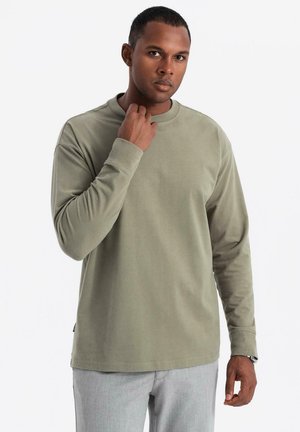 Langere mouwen shirt in olijfgroen, gemaakt van zachte stof. Heeft een ronde hals en een relaxte pasvorm, met een minimalistisch ontwerp en zonder patronen.