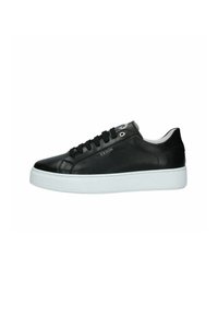 Sneaker in pelle nera con texture liscia, suola in gomma bianca e lacci neri. Presenta un logo laterale e occhielli in metallo.