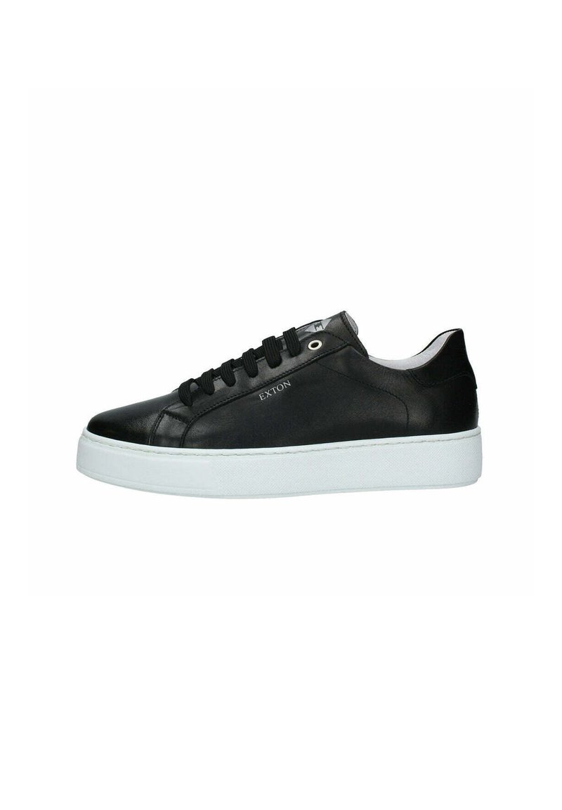 Sneaker in pelle nera con texture liscia, suola in gomma bianca e lacci neri. Presenta un logo laterale e occhielli in metallo.