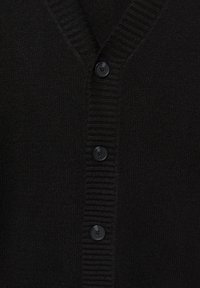 Cardigan negru realizat din material tricotat, având un decolteu în V cu nervuri, șase nasturi și un față texturată cu un finisaj neted.