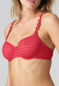 Sujetador de cuadros rojos con aros, tirantes con acentos florales y textura suave. Presenta un detalle de lazo central y bordes ondulados.