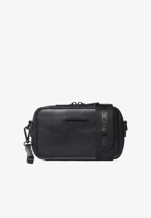 Zwarte rechthoekige leren crossbodytas met dubbele rits, afneembare band en brede merk-geschouderde band op witte achtergrond.