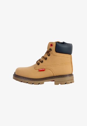 Tan leren enkellaarzen met een grijze kraag, bruine veters, rode accenten en een robuuste zool. Beschikt over gestikte details en een merklabel.