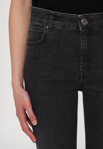 Sorte denimbukser med en tætsiddende pasform, fem-lomme stil og metalknaplukning i taljen. Glat tekstur og let falmning.
