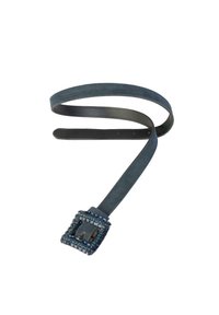 Marineblauwe suède riem met een decoratieve vierkante gesp met blauwe edelstenen, bevestigd aan een glad zwarte leren riem.