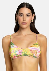 Top bikini floreale con base gialla, caratterizzato da motivi tropicali in rosa e verde. Spalline regolabili e una texture morbida.