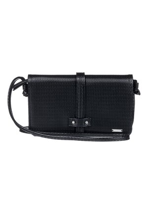 Pochette rectangulaire noire texturée avec sangle pour poignet, fermeture à sangle frontale, et petite plaque métallique décorative argentée en bas à droite.