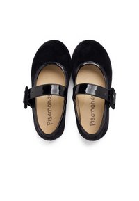 Zapatos Mary Jane de ante negro con una correa de charol brillante, punta redonda y planta beige que presenta el nombre de la marca "Pisamonas."