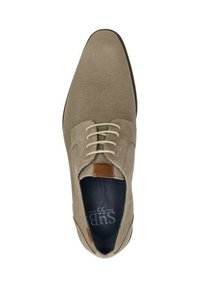 Beige veterschoen met een bovenwerk van textiel, gladde leren accenten en een ronde neus. De binnenkant heeft een donkere binnenzool met branding.