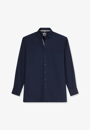 Camicia blu navy a maniche lunghe con bottoni, taschino sul petto e fodera interna del colletto con motivo, stesa su sfondo bianco.