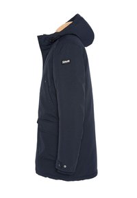 Parka bleu marine avec capuche, dotée d'un col doublé doux, de plusieurs poches et d'un patch logo sur le côté supérieur gauche.
