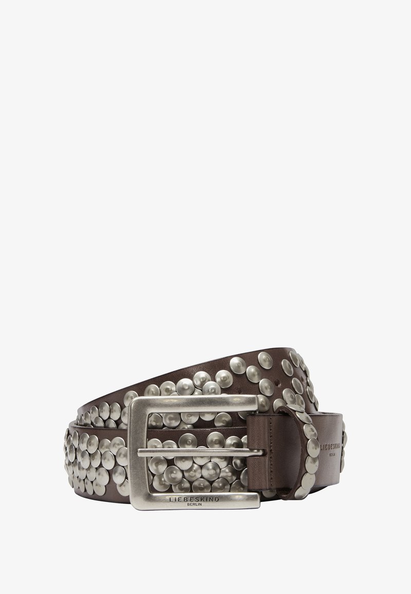 Ceinture en cuir brun ornée d'une rangée de clous métalliques, avec une boucle rectangulaire argentée et un logo en relief. Design texturé et décoratif.