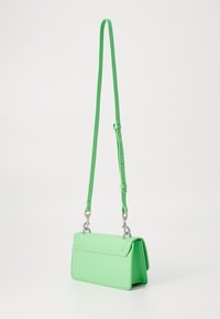 Borsa a tracolla verde in pelle con un design strutturato. Presenta una tracolla removibile, hardware in argento e una chiusura a patta. Texture liscia e cuciture minime.