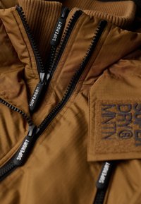 Superdry & Co HOODED MOUNTAIN - Chaqueta outdoor - denim co tobacco brown
