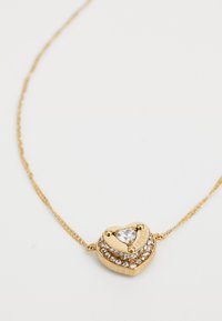 Gouden ketting met een hartvormige hanger waarvan het midden een heldere edelsteen is, omringd door kleinere edelstenen, aan een delicate ketting.
