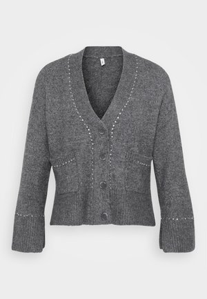 Grijze gebreide cardigan met een diepe V-hals, zes knopen, twee voorzakken en decoratieve studdetails langs de hals en randen van de zakken.