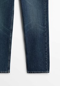Mörkblå denimjeans med rak benpassform, en klassisk femficksdesign och sömmar längs sömmarna med en något blekt finish.
