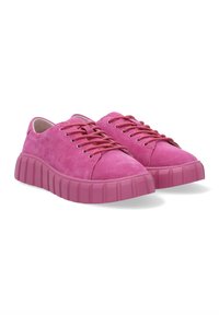 Rosa Wildlederschuhe mit runder Spitze, flachen Schnürsenkeln und dicker, gerippter Gummisohle. Glatte Textur und einheitliche Farbe über die gesamte Fläche.