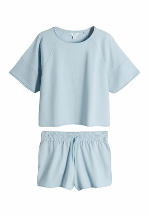 Svetlomodrý krátky rukáv s okrúhlym výstrihom a zodpovedajúce elastické šortky so šnúrkou v páse, navrhnuté na bežné nosenie.