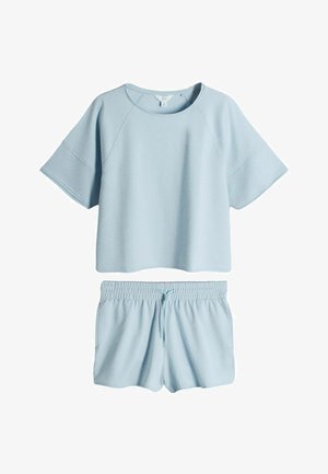 Svetlomodrý krátky rukáv s okrúhlym výstrihom a zodpovedajúce elastické šortky so šnúrkou v páse, navrhnuté na bežné nosenie.