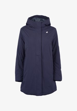 Granatowy ocieplany płaszcz z kapturem, długimi rękawami, zapięciem na zamek z przodu oraz logo na lewej piersi. Posiada gładką, matową fakturę.