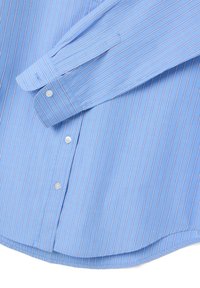 Camicia azzurra con strisce verticali bianche e sottili nere, polsino abbottonato, due bottoni bianchi lungo il patto frontale, maniche piegate.