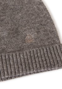Berretto lavorato a maglia grigio con risvolto a coste, realizzato in lana testurizzata. Presenta un piccolo logo ricamato in una tonalità più chiara sul lato.