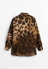 Chemise à manches longues boutonnée avec un motif animal abstrait marron et beige, présentée à plat vue de dos.
