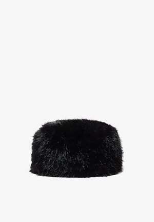 Chapeau en fourrure noire avec un design arrondi et une texture douce et pelucheuse. Le matériau semble brillant, ce qui améliore son apparence élégante.