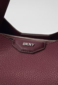DKNY WILLA SATCHEL - Kézitáska - garnet