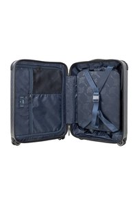 Navy-Hartschalenkoffer mit einem geprägten Blumenmuster, Innenmeshtasche und verstellbaren Riemen zur Sicherung der Gegenstände.