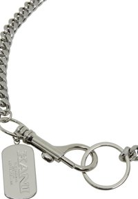 Sidabrinė metalinė grandinė su dideliais akliniais, turinti omaro užsegimą ir žymę su užrašu "KANI." Sklandi tekstūra ir poliruotas paviršius.
