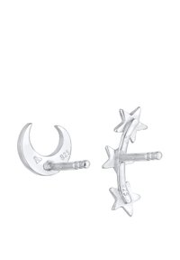 Orecchini in argento con un design a luna crescente e stella. Realizzati in argento sterling 925 con superfici lucide e lisce e chiusura a perno.
