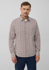 Heren overhemd met knopen in het wit met een geometrische rode en blauwe print. Voorzien van lange mouwen, een puntige kraag en een enkele borstzak.